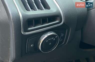 Хэтчбек Ford Focus 2011 в 