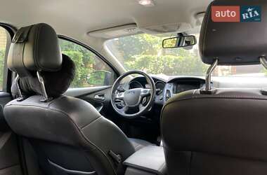 Хэтчбек Ford Focus 2011 в 