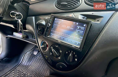 Хэтчбек Ford Focus 1999 в 
