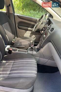 Хэтчбек Ford Focus 2011 в 