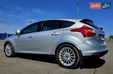 Хэтчбек Ford Focus 2012 в 