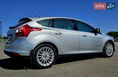 Хэтчбек Ford Focus 2012 в 