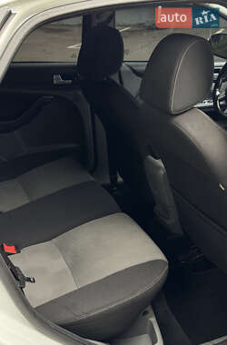 Хэтчбек Ford Focus 2010 в 