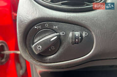 Хэтчбек Ford Focus 2000 в 