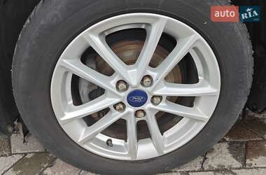 Хэтчбек Ford Focus 2015 в 