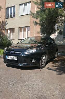 Хэтчбек Ford Focus 2011 в 