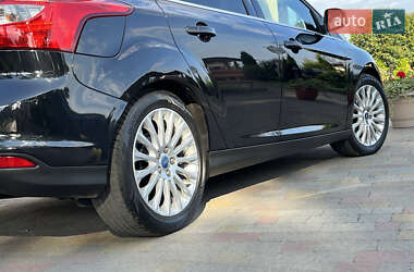 Хэтчбек Ford Focus 2012 в 