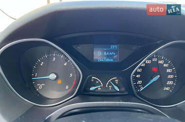 Хэтчбек Ford Focus 2012 в 