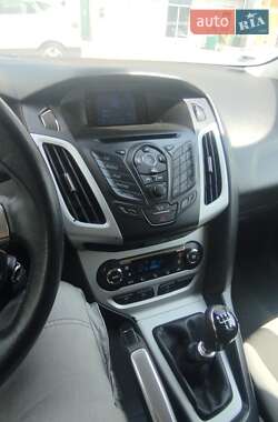 Хэтчбек Ford Focus 2012 в 