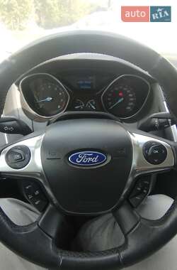 Хэтчбек Ford Focus 2012 в 