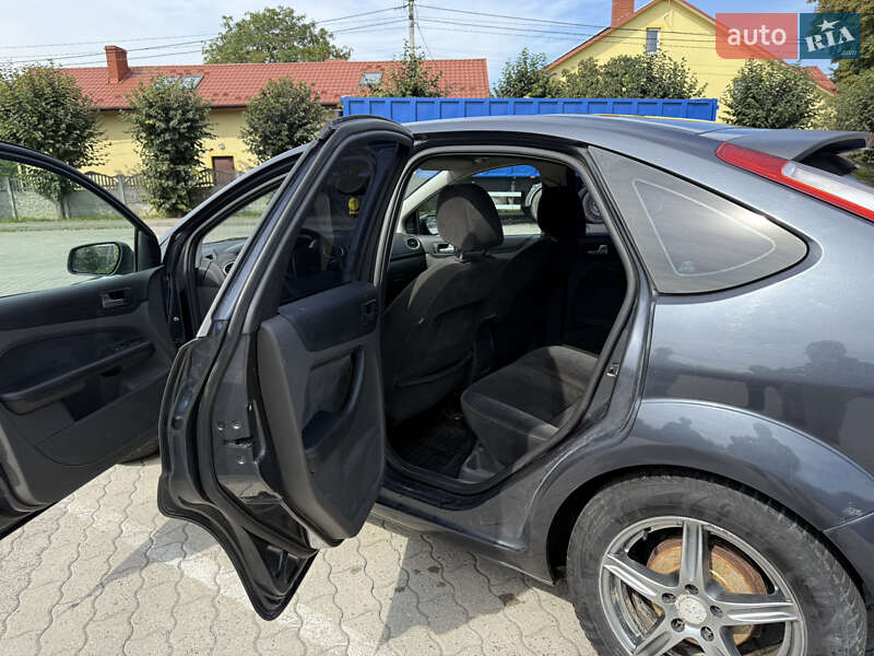 Хэтчбек Ford Focus 2005 в Городке