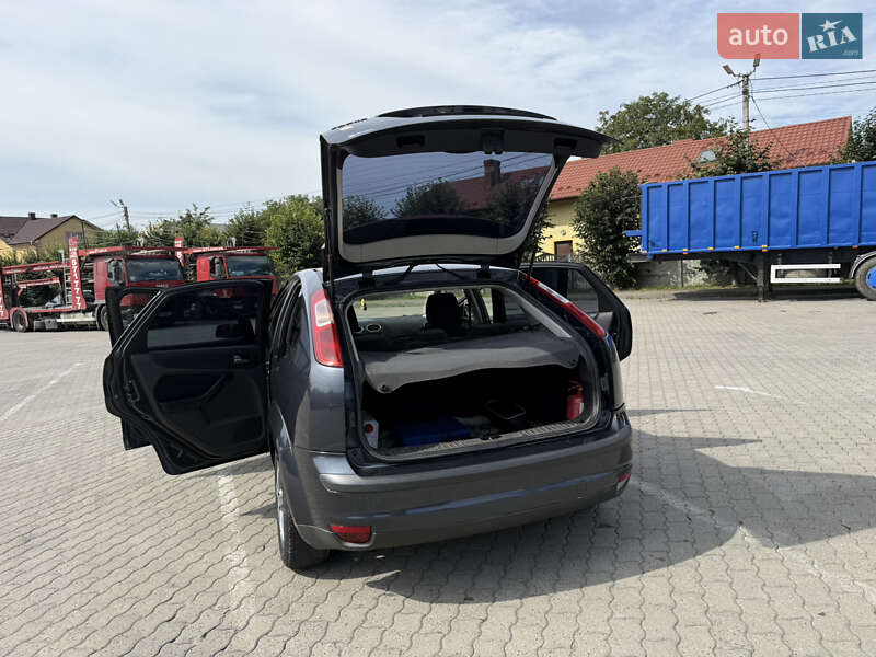 Хэтчбек Ford Focus 2005 в Городке