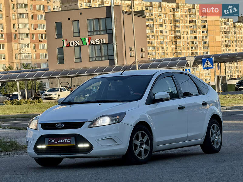 Хэтчбек Ford Focus 2011 в 