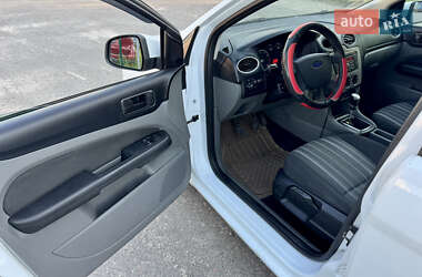 Хэтчбек Ford Focus 2011 в 