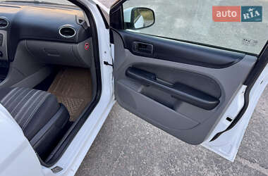 Хэтчбек Ford Focus 2011 в 