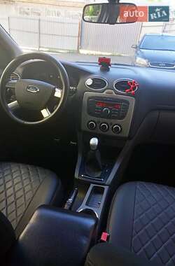 Хэтчбек Ford Focus 2011 в 