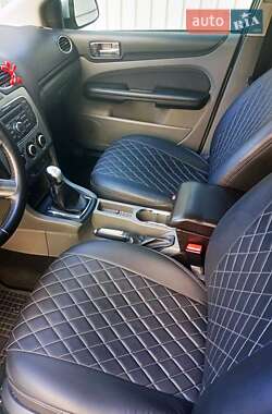 Хэтчбек Ford Focus 2011 в 