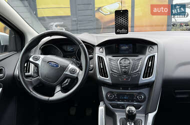 Хэтчбек Ford Focus 2011 в 