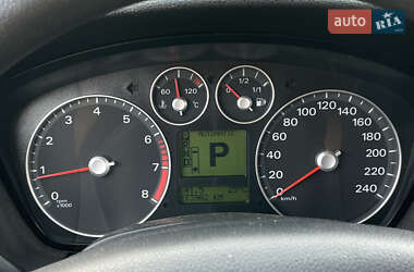Хэтчбек Ford Focus 2005 в 