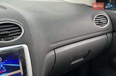 Хэтчбек Ford Focus 2005 в 