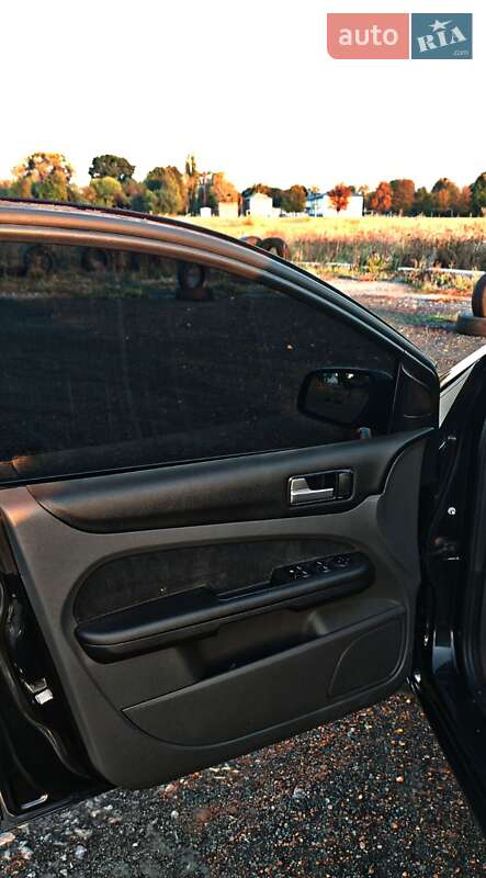 Седан Ford Focus 2006 в Краснограде