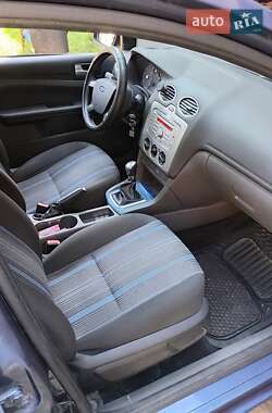 Хэтчбек Ford Focus 2006 в 