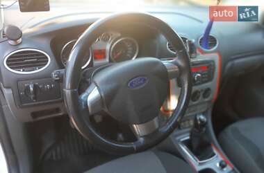 Хэтчбек Ford Focus 2011 в 