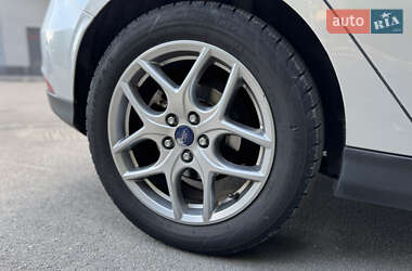Хэтчбек Ford Focus 2015 в 