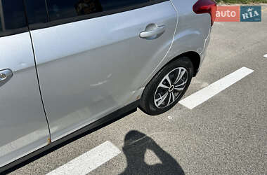 Хэтчбек Ford Focus 2011 в 