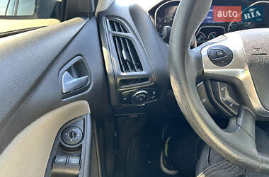 Хэтчбек Ford Focus 2011 в 