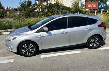Хэтчбек Ford Focus 2011 в 