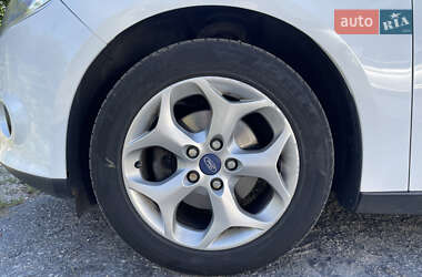 Хэтчбек Ford Focus 2012 в 
