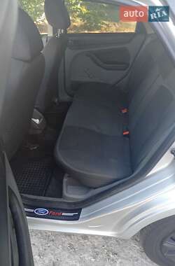 Хэтчбек Ford Focus 2011 в 