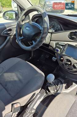Хэтчбек Ford Focus 2002 в 