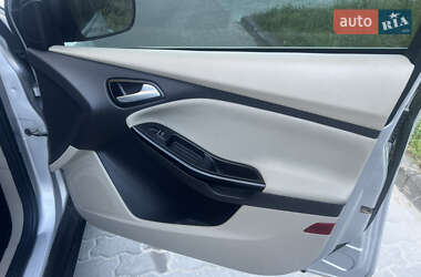 Хэтчбек Ford Focus 2011 в 