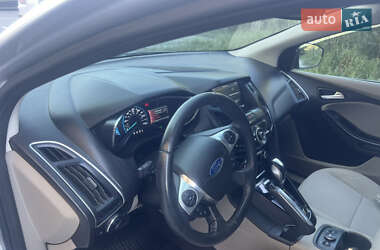 Хэтчбек Ford Focus 2011 в 