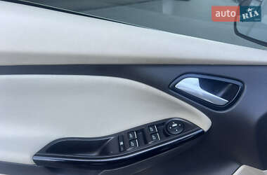 Хэтчбек Ford Focus 2011 в 
