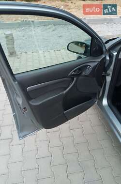Хэтчбек Ford Focus 2003 в 