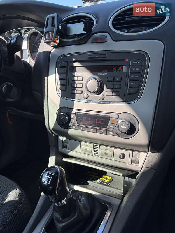 Хэтчбек Ford Focus 2010 в Рокитном