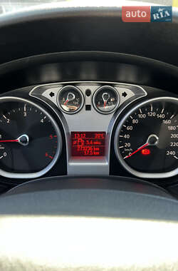 Хэтчбек Ford Focus 2011 в 