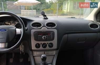 Хэтчбек Ford Focus 2011 в 