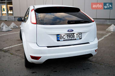 Хэтчбек Ford Focus 2011 в 