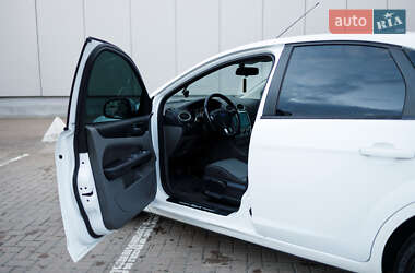 Хэтчбек Ford Focus 2011 в 