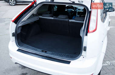 Хэтчбек Ford Focus 2011 в 