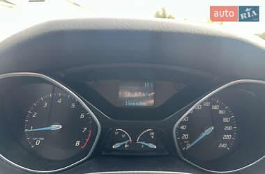 Хэтчбек Ford Focus 2012 в 