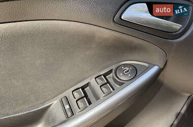 Хэтчбек Ford Focus 2011 в 