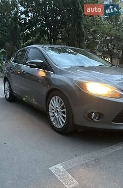 Хэтчбек Ford Focus 2012 в 