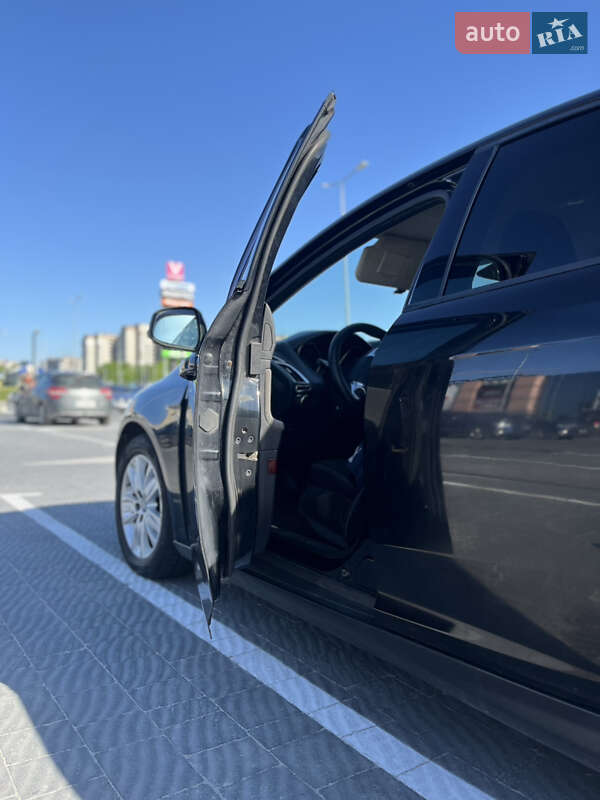 Хэтчбек Ford Focus 2011 в 