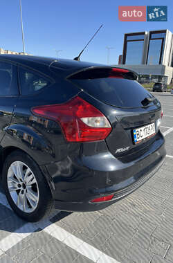 Хэтчбек Ford Focus 2011 в 
