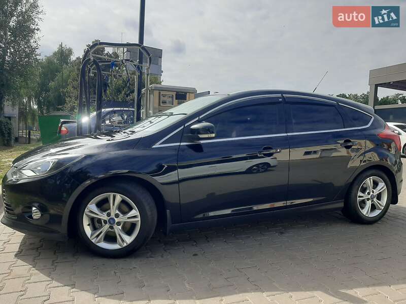 Хетчбек Ford Focus 2012 в 